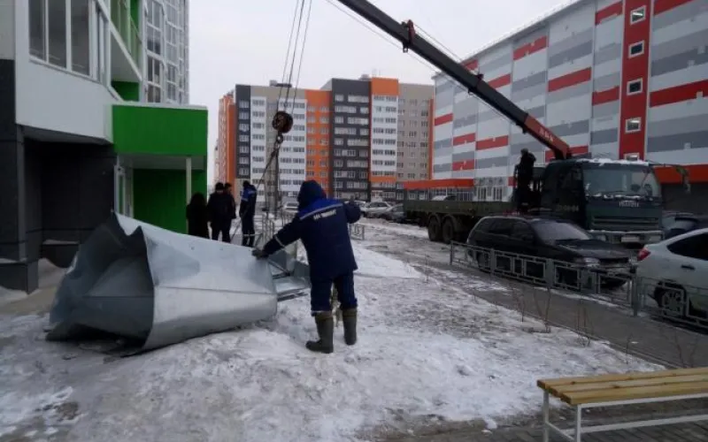 Последствия шквалистого ветра ликвидируют в Барнауле 
