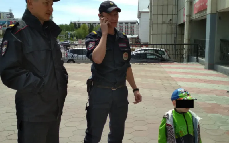 Полицейские нашли двухлетнего малыша на вокзале Барнаула