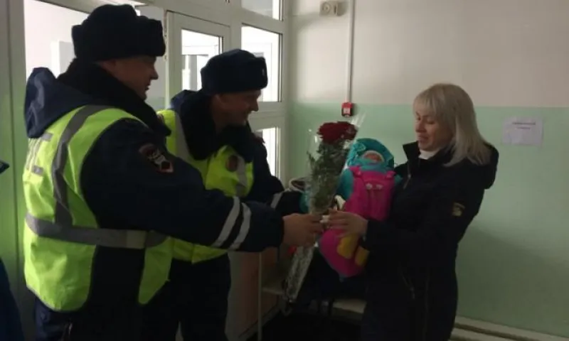 Сотрудники ГИБДД помогли роженице в Алтайском крае