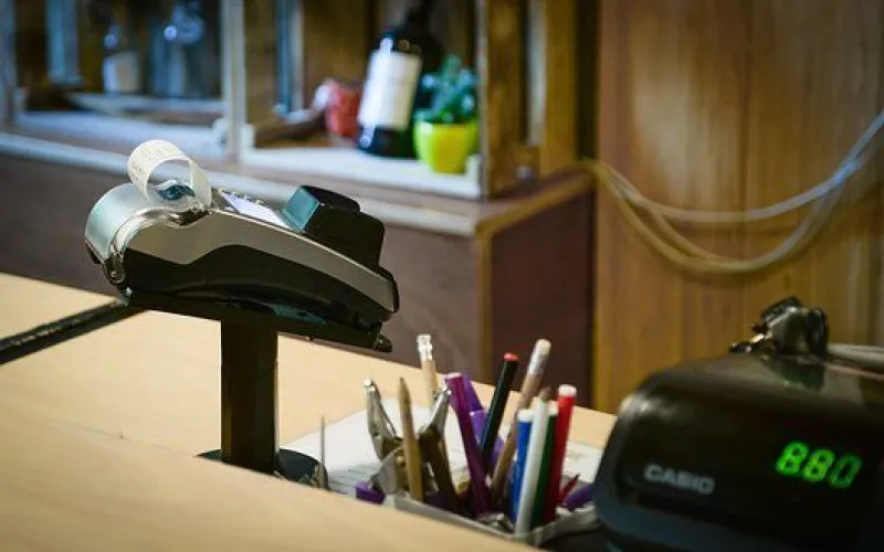 Россияне смогут снять деньги с карты, не отходя от кассы магазина