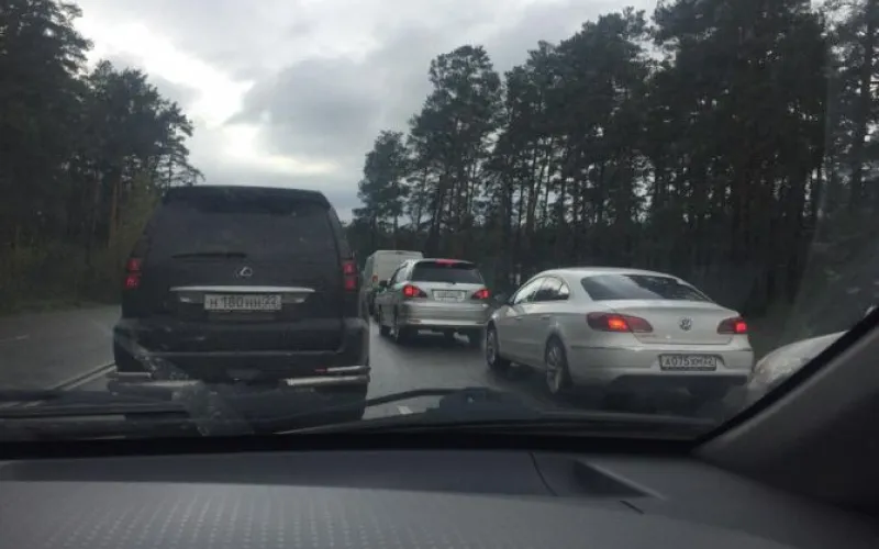 Многокилометровые пробки парализовали движение в Барнауле