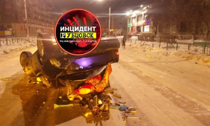 Фото: водитель «поставил» автомобиль на крышу в Алтайском крае