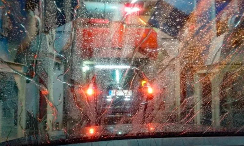 Автобус сбил девушку возле автомойки в Барнауле