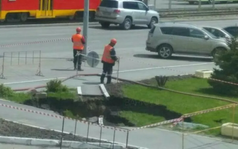 Тротуар уходит под землю в Барнауле