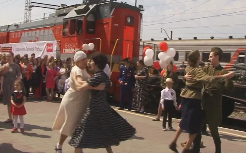 Историческая реконструкция «Майский вальс» прошла на железнодорожном вокзале Барнаула
