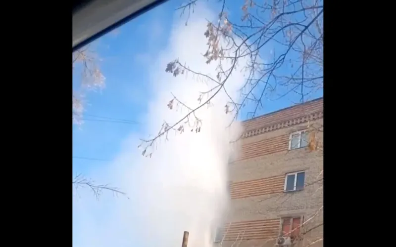 В спальном районе Барнаула образовался гейзер