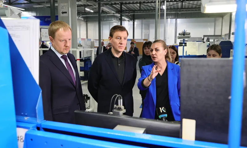Губернатор Виктор Томенко и первый зампредседателя Совета Федерации Андрей Турчак встретились с коллективом Алтайского завода прецизионных изделий