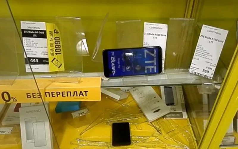  Рубцовчанин проник в торговую точку и похитил 10 сотовых телефонов