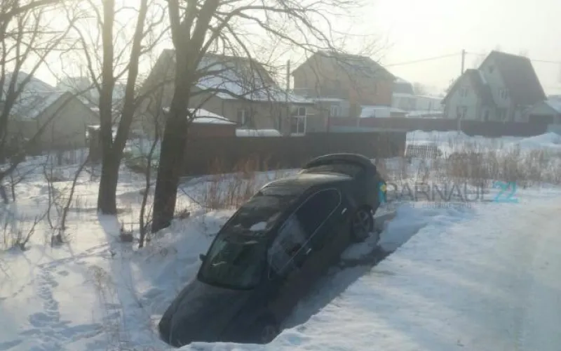 Машина провалилась на дамбе в Барнауле 
