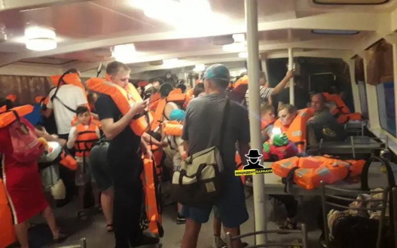 Прогулочный теплоход попал в шторм на Оби 