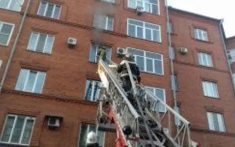 Пожар в бийской многоэтажке тушили при помощи спецтехники