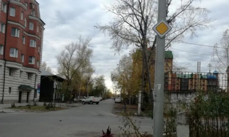 Маленькие дорожные знаки начали устанавливать в Барнауле