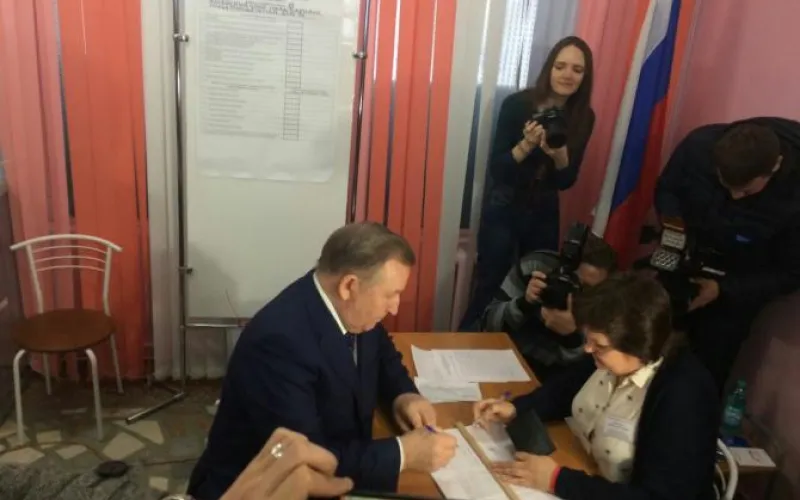 Губернатор Александр Карлин проголосовал на выборах президента