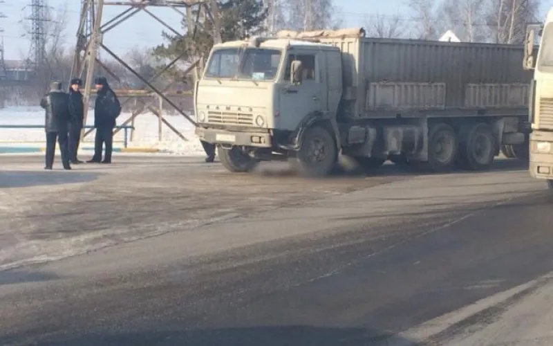 Мужчина погиб под колесами КамАЗа в Барнауле