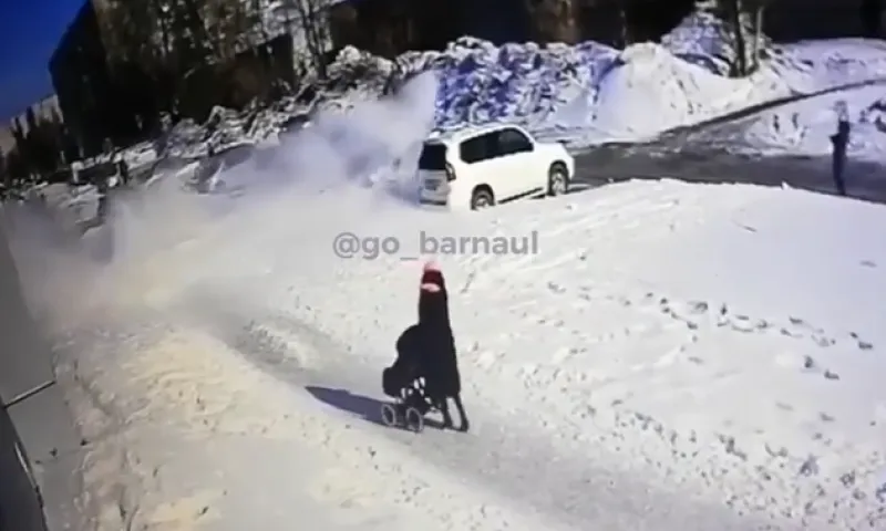 Снег с крыши чуть не упал на девушку с ребенком в Барнауле