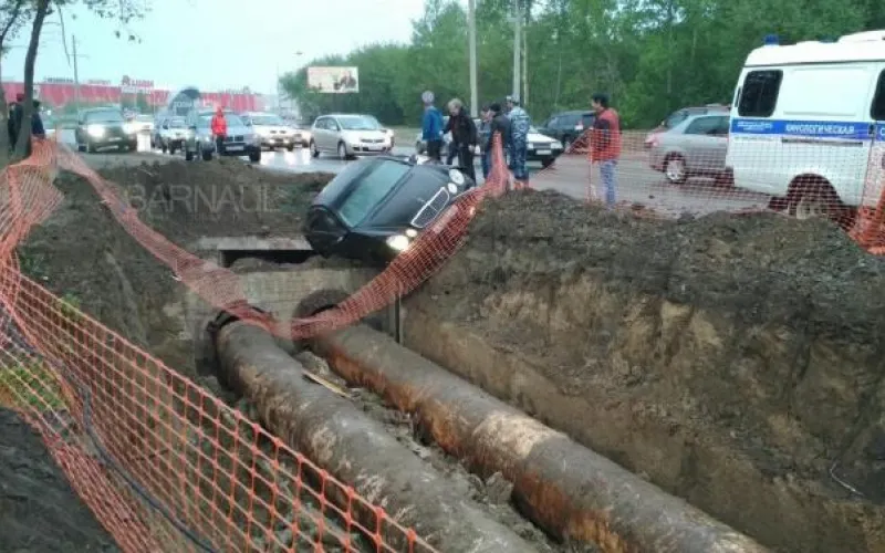 Автомобиль слетел в траншею в Барнауле 