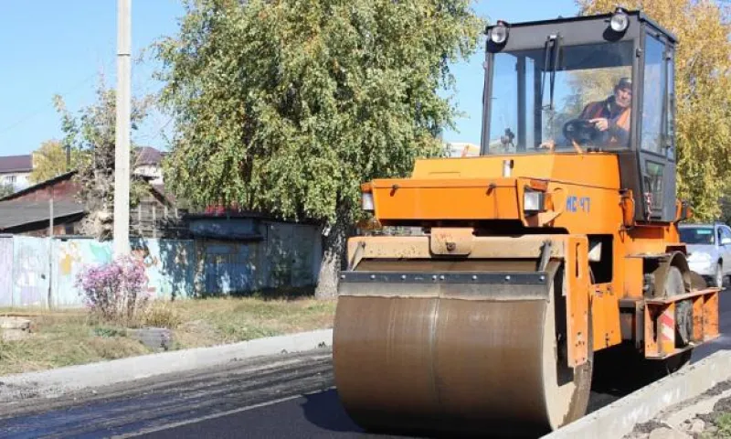 Новый асфальт уложили на улице Полярной в Барнауле