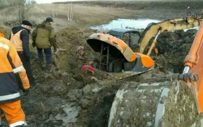 Дорожники утопили два экскаватора на алтайской трассе