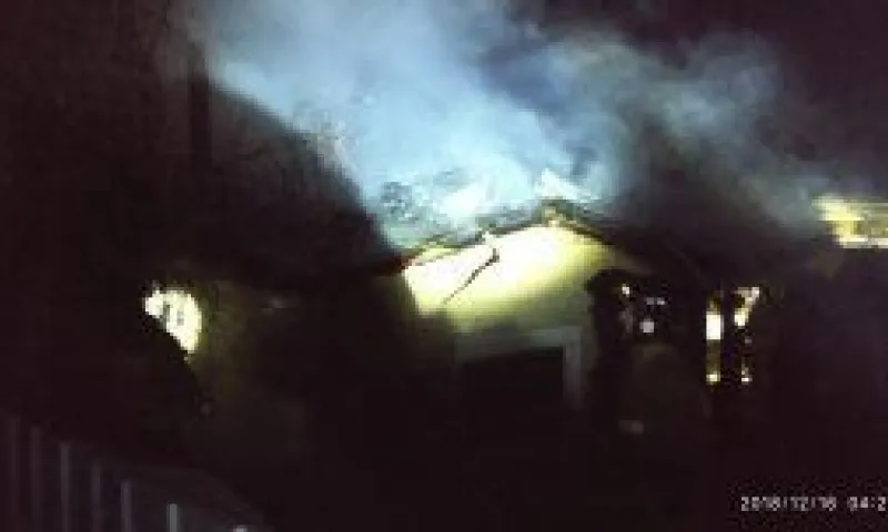 Пожар в частном доме в Барнауле тушили 22 пожарных 
