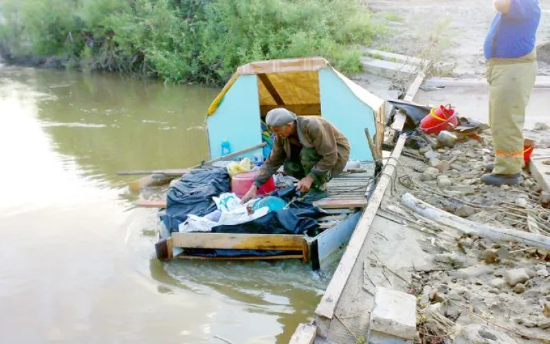 Житель Алтайского края отправился в гости к сыну в Барнаул из Рубцовска на самодельном плоту