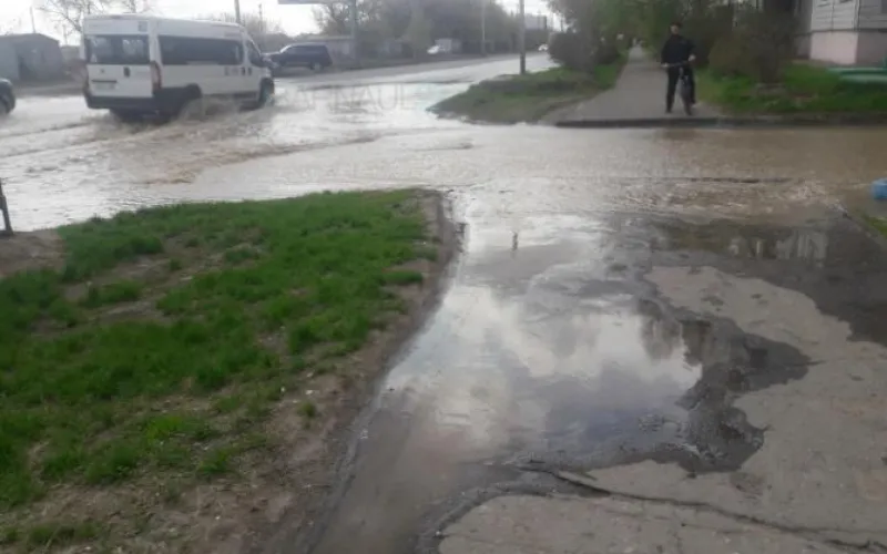 Вода затопила улицу в Барнауле 