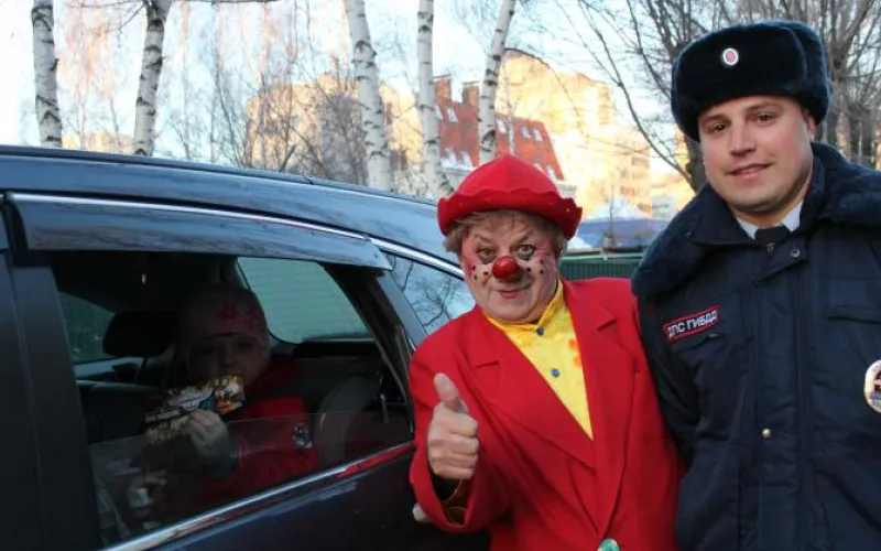 Сотрудники ДПС и клоуны провели необычную акцию в Барнауле 