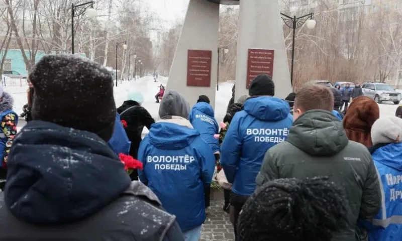 В Барнауле в День снятия блокады Ленинграда возложили цветы к Мемориалу Славы