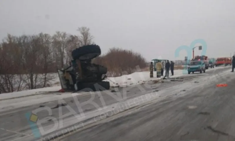 Водитель трактора пострадал в ДТП на алтайской трассе