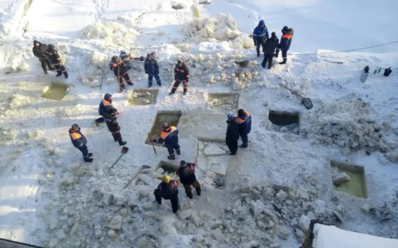 Зону поисковых работ расширили: мальчика, который ушёл под лёд на реке Барнаулке, третий день ищут спасатели 