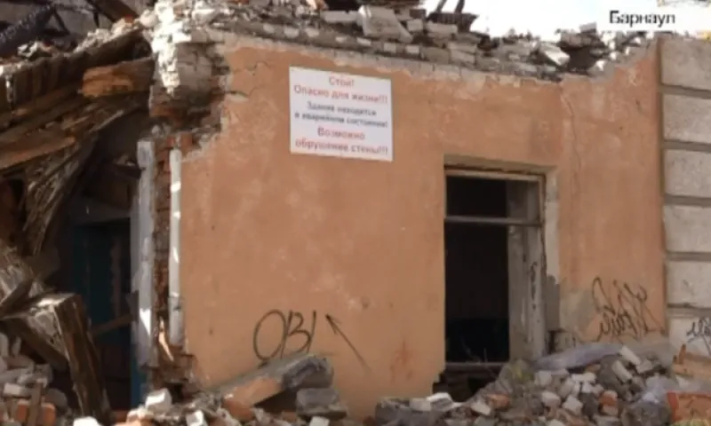 Разрушенное здание в центре Барнаула принесло жителям новые проблемы