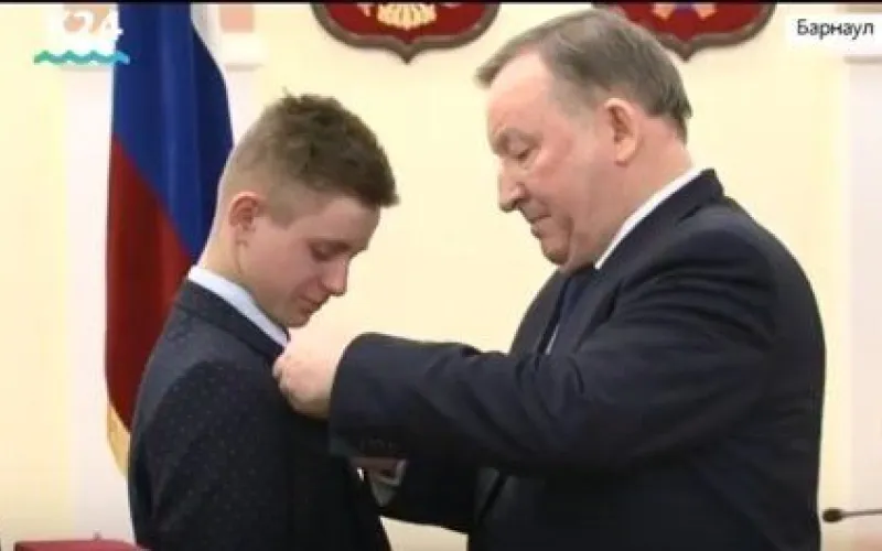 Детей-героев наградили медалями «За честь и мужество» в Алтайском крае