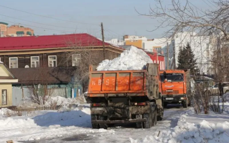 Более 80 единиц техники вышло на расчистку Барнаула 