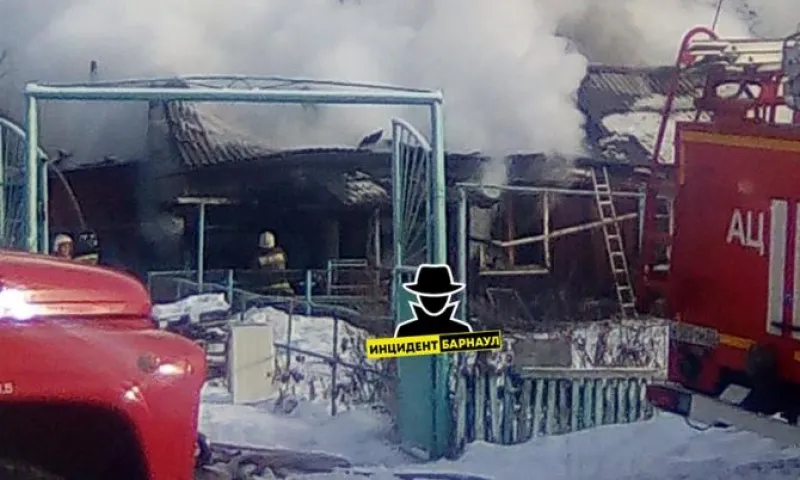 Частный дом загорелся в Барнауле