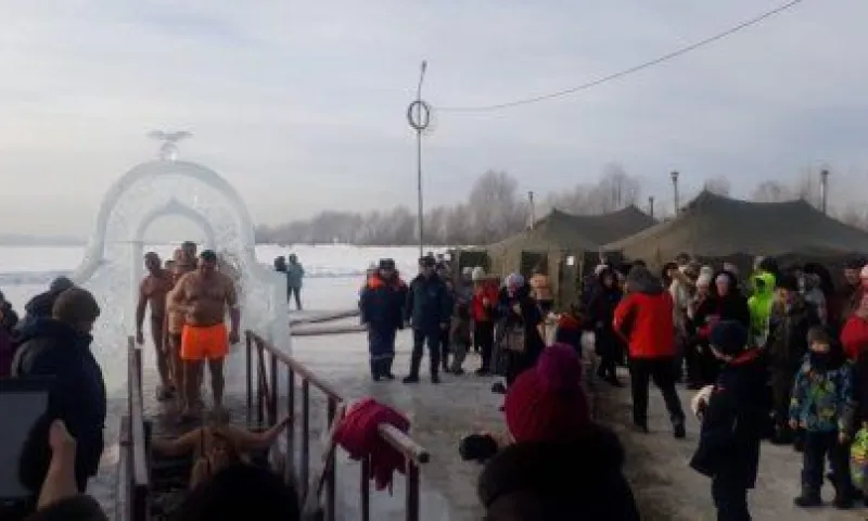 Более 50 тысяч жителей Алтайского края искупались в прорубях в Крещение