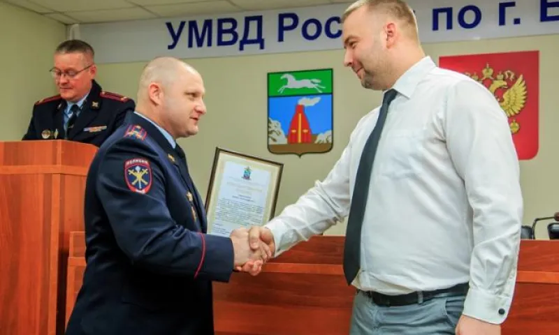 Полицейские поблагодарили барнаульца, который задержал грабителя