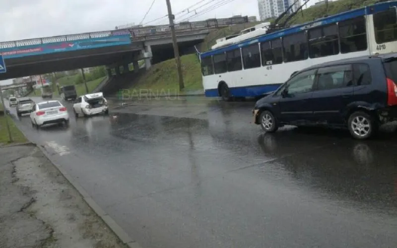 Авария произошла на улице Малахова в Барнауле 