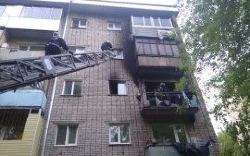 Пожар в барнаульской многоэтажке тушили 30 человек