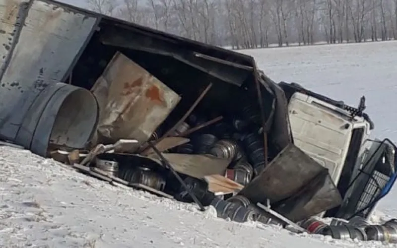 Фура с пивом перевернулась на алтайской трассе 