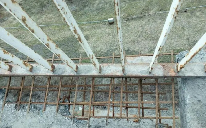 Барнаульцы жалуются на состояние пешеходной зоны на старом мосту через Обь  