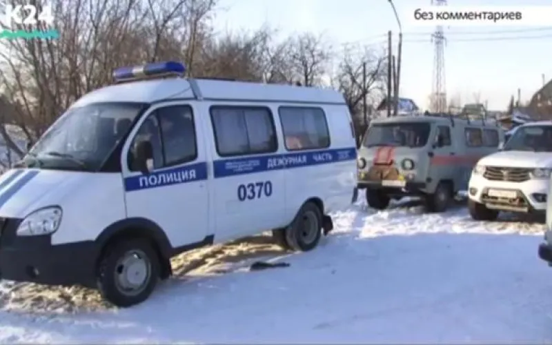Спасатели, полиция и водолазы ищут ребенка, провалившегося под лед в Барнауле