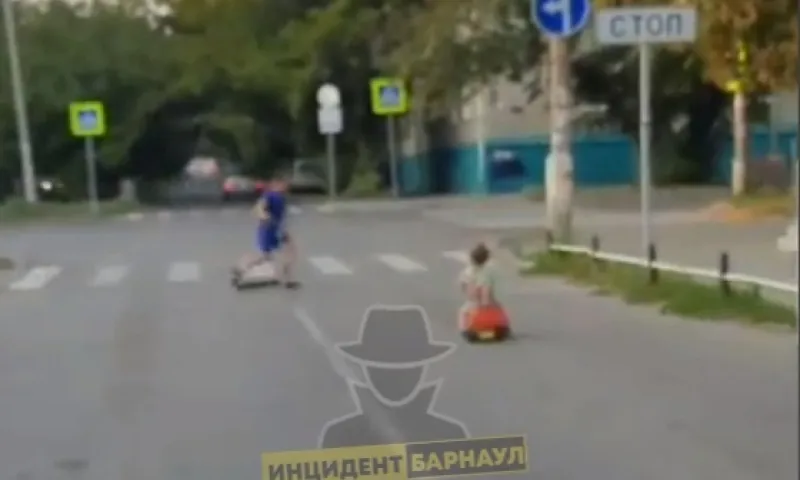 Юный водитель каталки-толокара выехал на дорогу в Барнауле