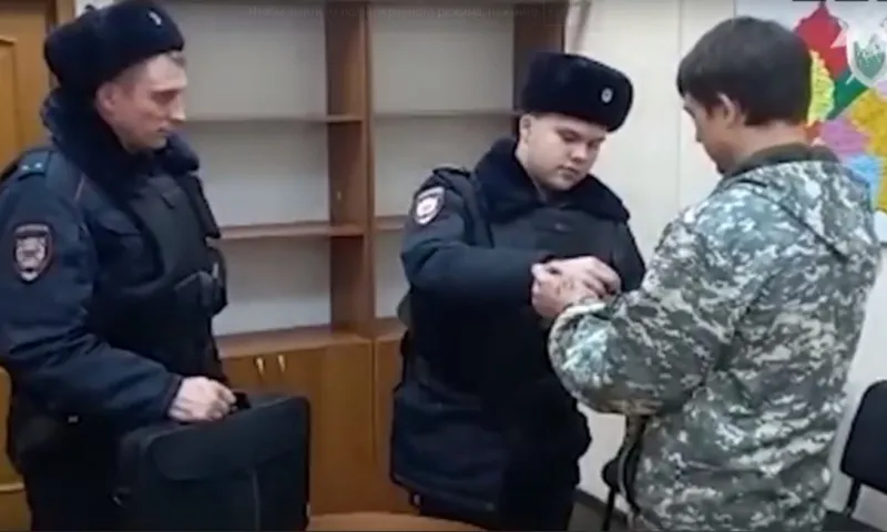 Подозреваемого в избиении велосипедиста с инвалидностью мужчину задержали и допросили в Барнауле