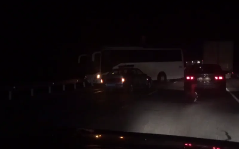 Лесовоз столкнулся с автобусом на трассе Барнаул – Бийск