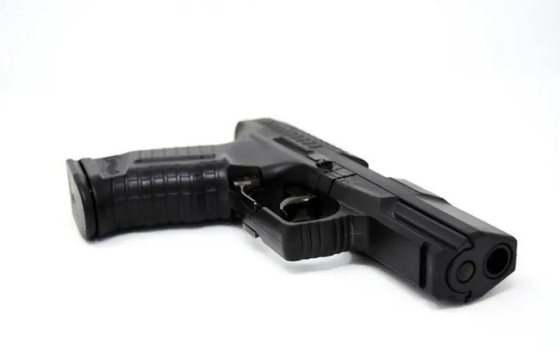 Женщина угрожала пистолетом водителю, который её подрезал в Бийске 