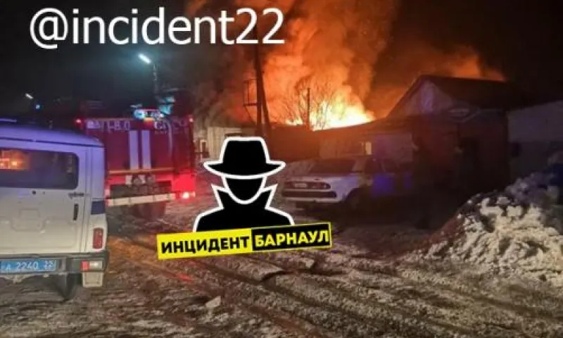 Частный дом горел ночью в Барнауле