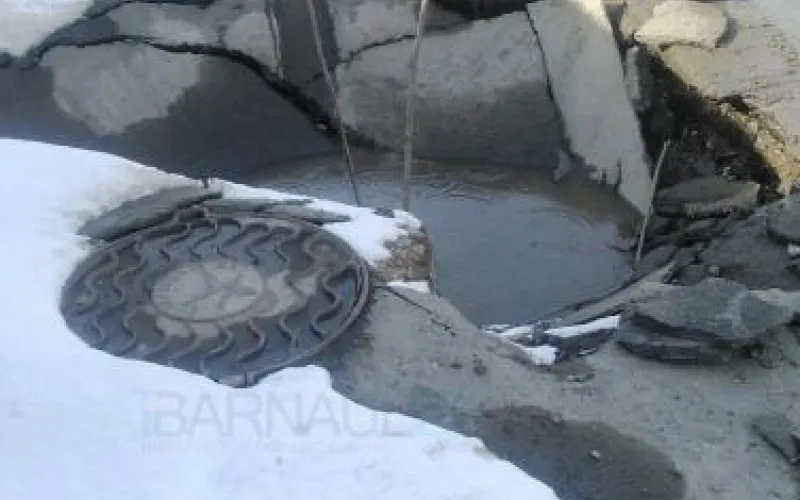 Провал асфальта образовался в Барнауле