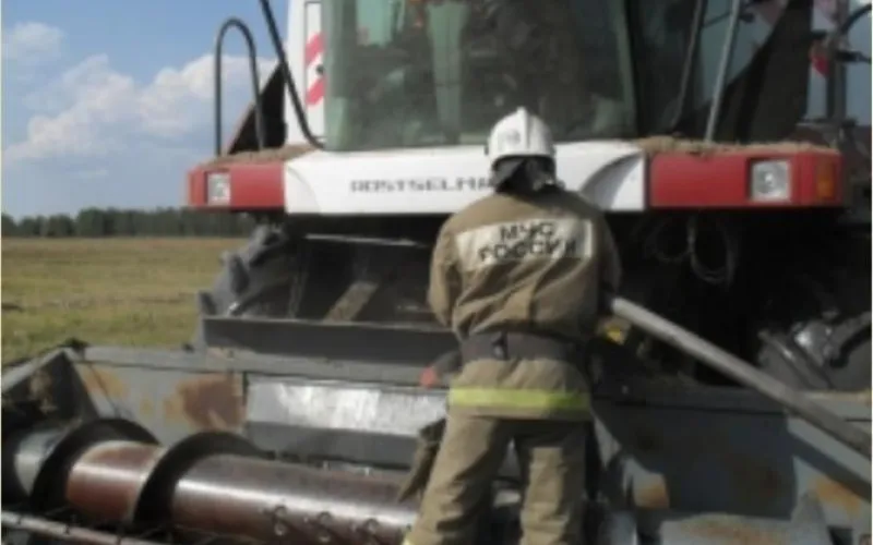 Загоревшийся комбайн в Алтайском крае тушили 5 пожарных