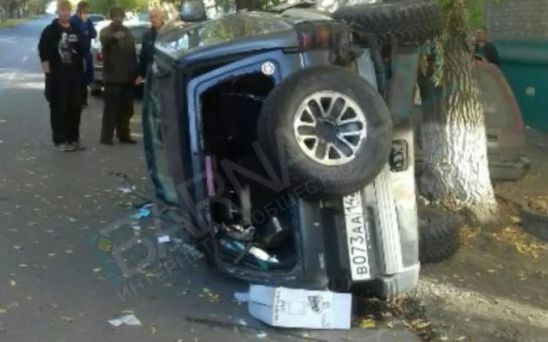 Внедорожник перевернулся в результате ДТП в Барнауле 