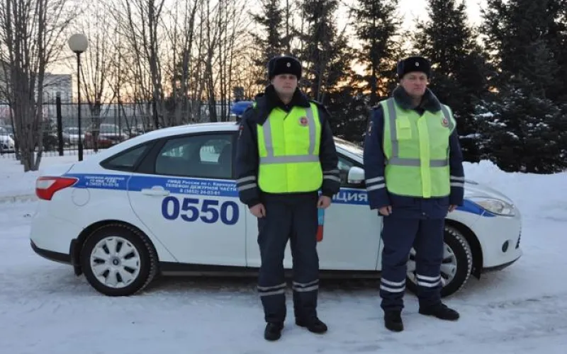 Алтайские полицейские спасли замерзающую на трассе семью 