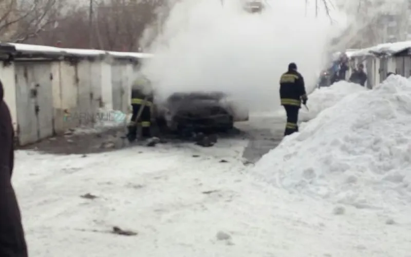 Автомобиль горит в барнаульском поселке